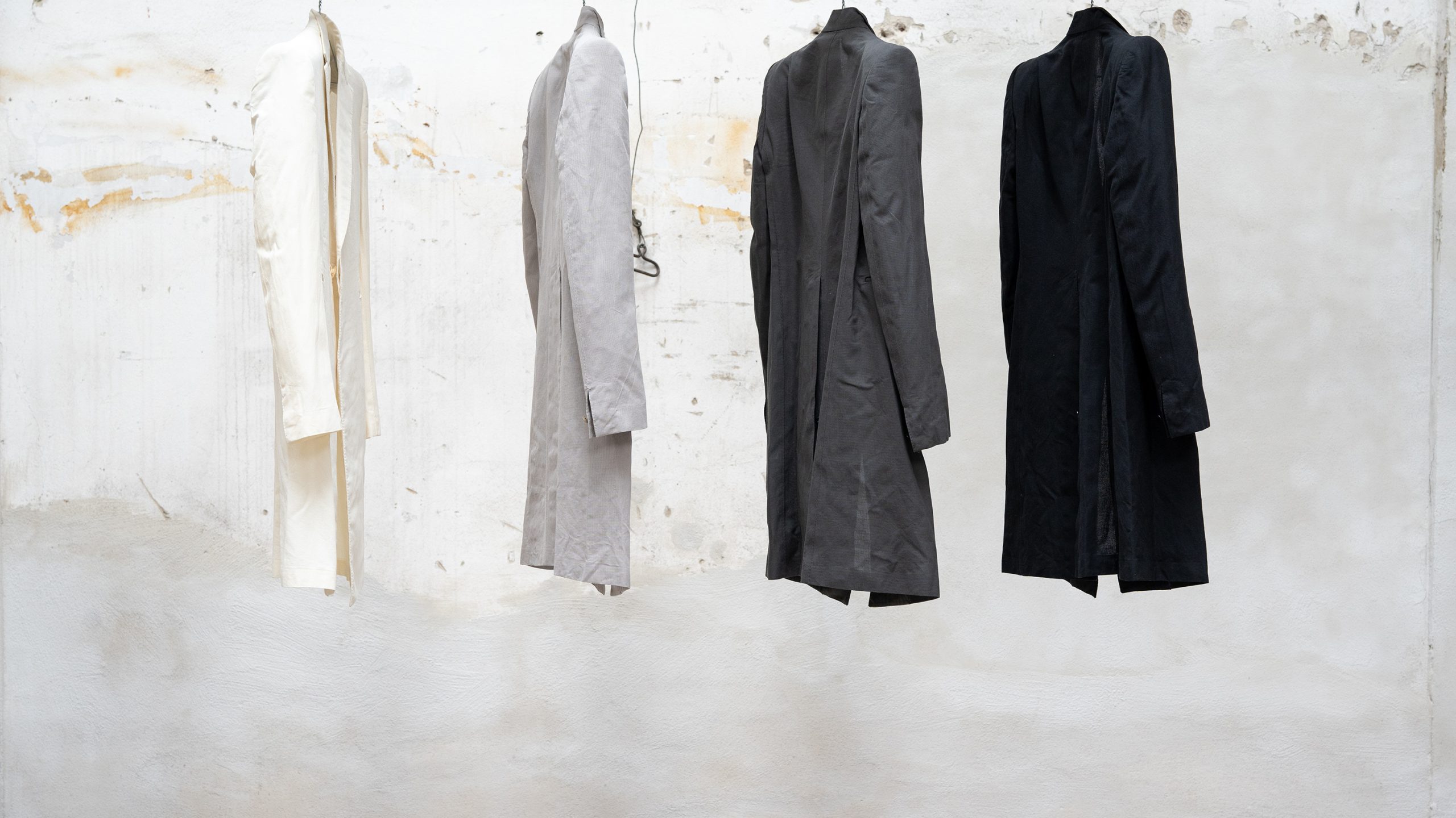 STIRRED CHAIN SEAM LONG JACKETS IN NUBEL