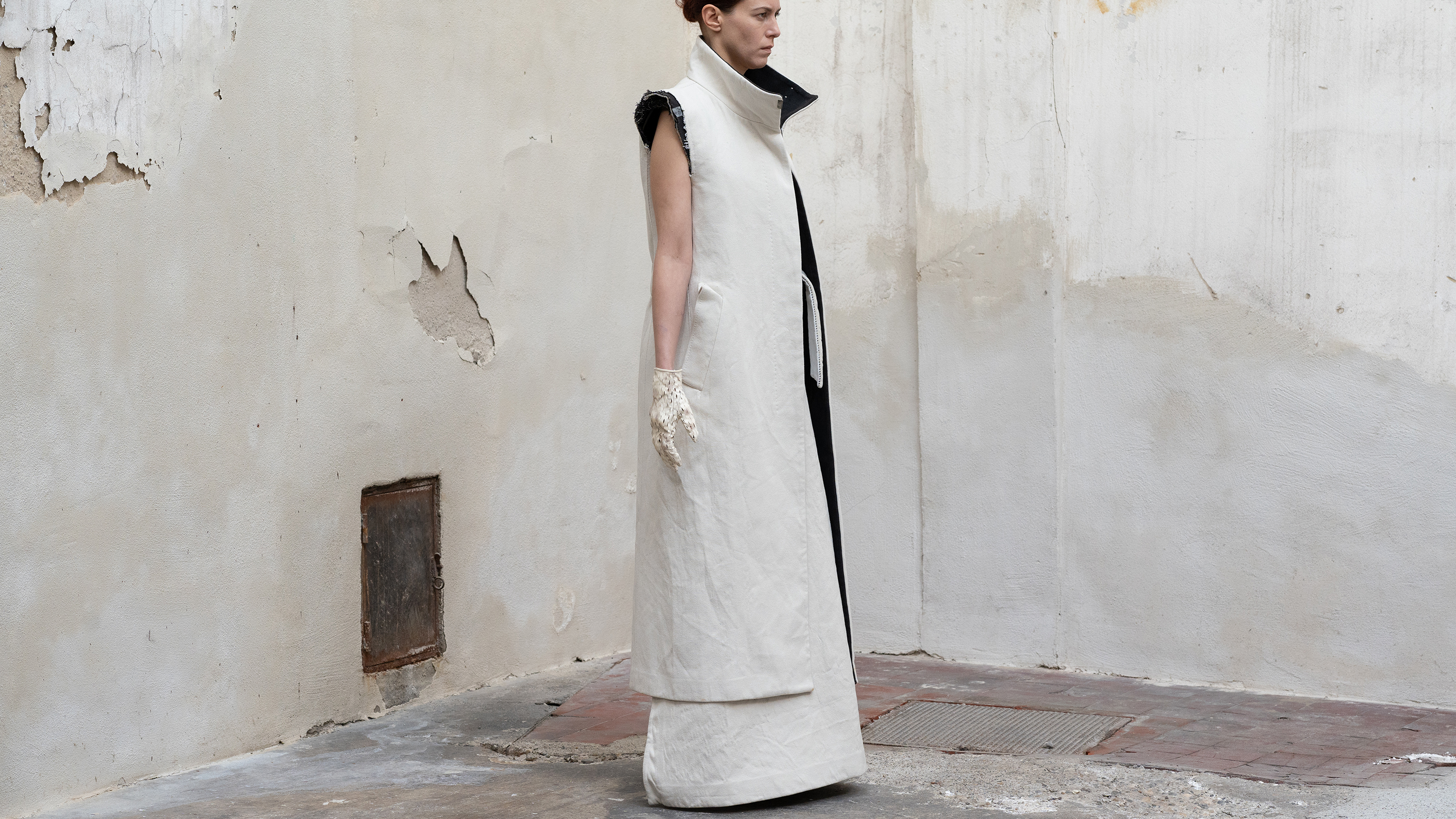 SLEEVELESS CLOISTER COAT | KOAT-BW/110