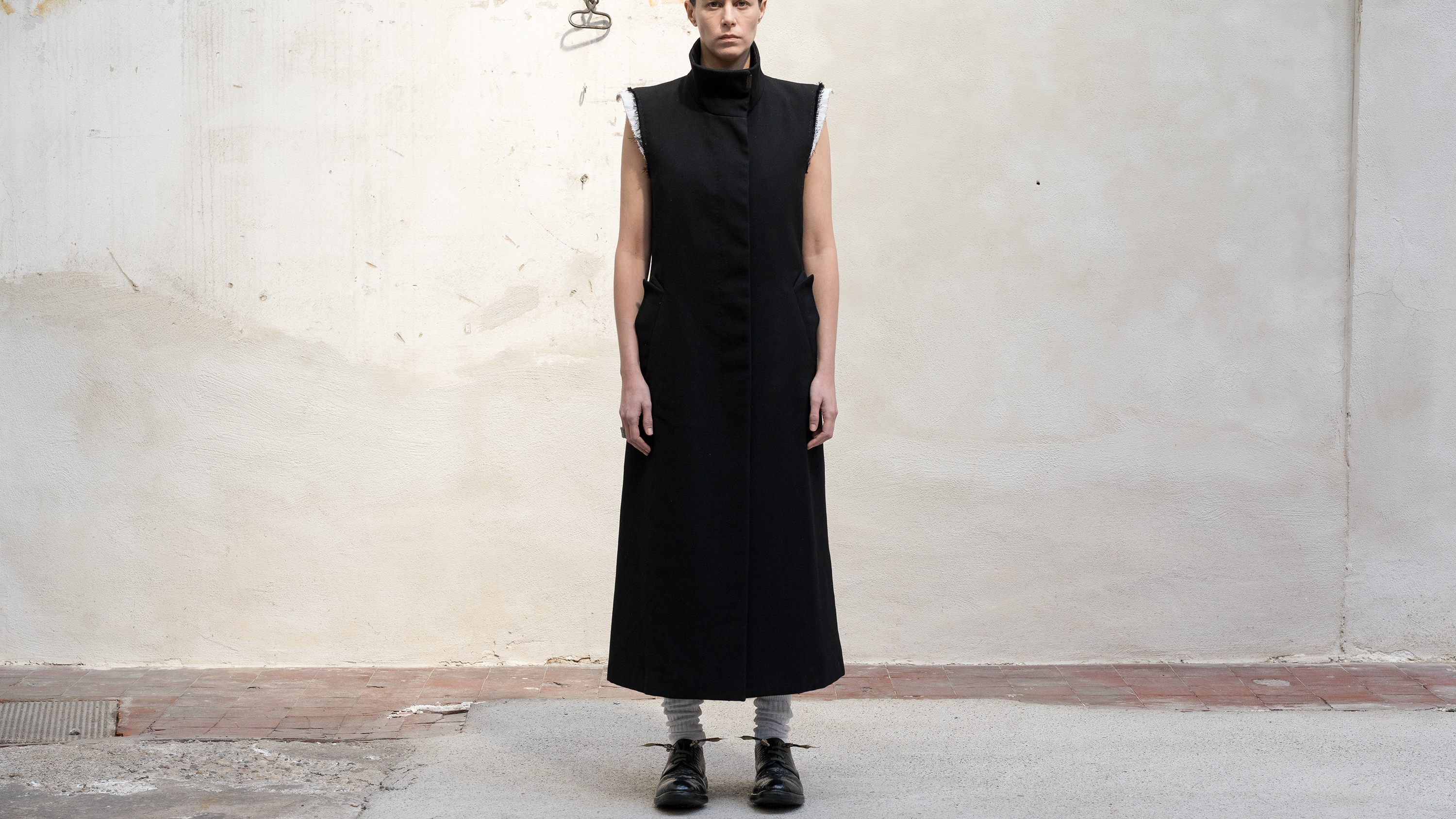 SLEEVELESS CLOISTER COAT | WIM/10